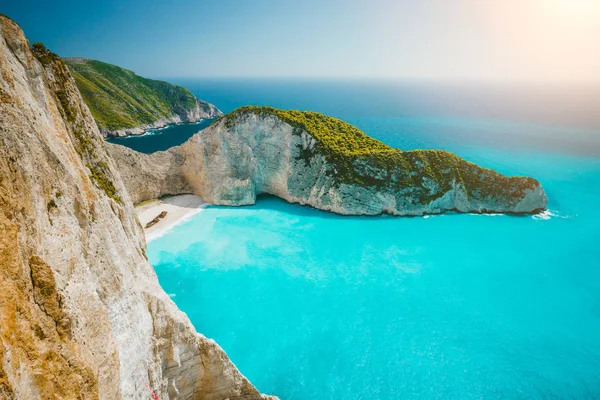 Navagio plaj veya turkuaz su ve beyaz çakıl plajı ile batık defne. Ünlü konum. Genel gider manzara adasının Zakynthos, Yunanistan