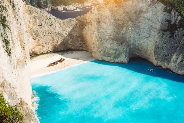 Tarafından büyük beyaz kayalıklarla çevrili turkuaz mavi deniz suyu ile Navagio kumsalda batık. Ünlü konum adada Zakynthos, Yunanistan