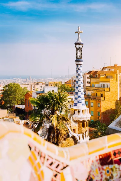 Parque Guel, Barcelona, España. Famoso ejemplo de arquitectura de mosaico único Edificio. Ubicación turística más visitada — Foto de Stock