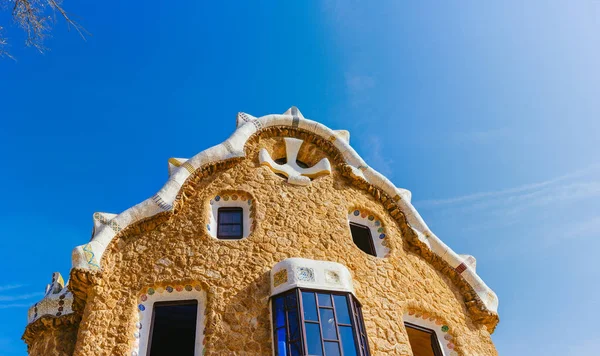 Renkli mozaik Park Guell bina. Akşam sıcak güneş ışığı, Barcelona, İspanya