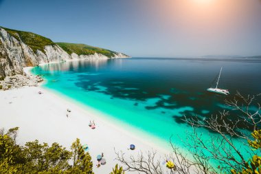 Cennet plaj tarafından yüksek beyaz kayalık kayalıklarla çevrili açık masmavi zümrüt deniz suyu ile. Fteri plaj Kefalonia Island, Yunanistan