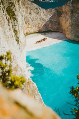 Batık Navagio Beach tarafından büyük beyaz kayalıklarla çevrili turkuaz mavi deniz suyu ile dikey bir kadeh. Ünlü konum adada Zakynthos, Yunanistan