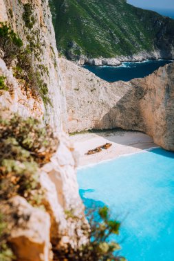 Navagio plaj. Saf turkuaz masmavi mavi deniz mavisi mavi deniz suyu tarafından büyük beyaz kireçtaşı kayalıklarla çevrili. Ünlü Zakynthos landmark, Yunanistan