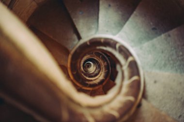 Spiral taş merdivenle aşağı gidiyor