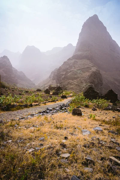 Santo Antao Island, Cape Verde. Aranhas mountain peak in the decay ruine valley houses. Stony hiking path going up the mountain from Ponta do Sol to Cruzinha village — Stock Photo, Image