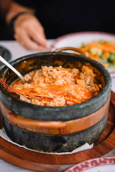 Cape Verde Ulusal mutfağı: geleneksel taş kase karides ile Cachupa