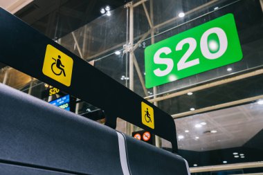 Boş öncelik sandalye, Uluslararası Havaalanı sakatlık için ayrılmış kalkış salonu kapıda sandalyeler