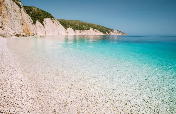 Playa Fteri en la isla de Cefalonia, Grecia. La playa más hermosa con agua de mar esmeralda azul puro rodeado de altos acantilados rocosos blancos — Foto de Stock