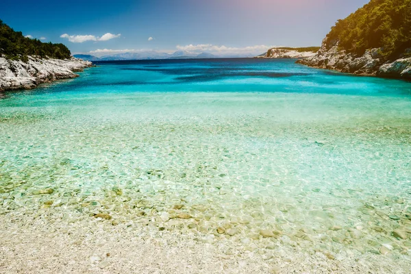Dafnoudi strand in Kefalonia, Griekenland. Externe lagune met pure schone turquoise zeewater, witte rotsen en cipressen — Stockfoto