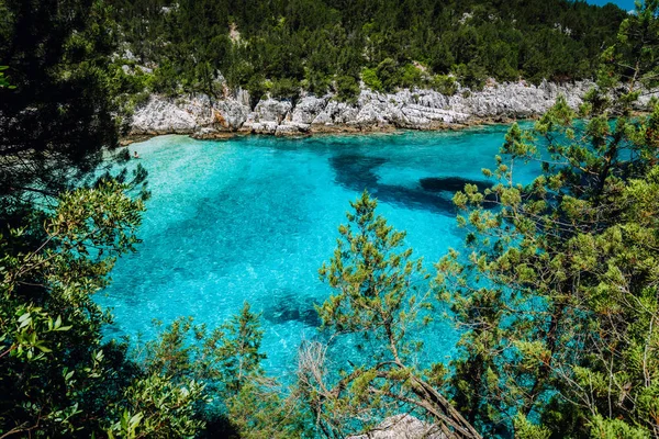 Dafnoudi strand in kefalonia, griechenland. Versteckte Bucht mit kristallklarem türkisfarbenem Meerwasser, umgeben von Zypressen und weißen Felsen — Stockfoto