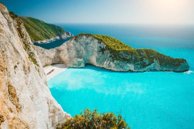 Navagio plaj veya batık Körfezi panoramik. Turkuaz deniz plaj arasında büyük uçurumlar su ve beyaz. Ünlü konum adada Zakynthos, Yunanistan
