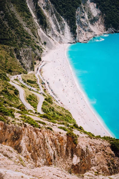 Myrtos Beach. Turisti prendere il sole e nuotare nella giornata di sole, Cefalonia, Grecia — Foto Stock