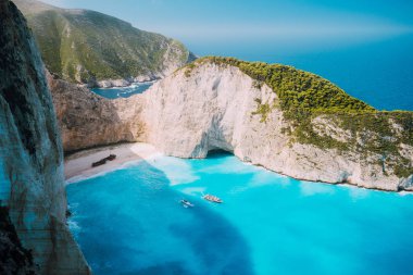 Navagio beach, Zakynthos Island, Yunanistan. Batık bırakarak iki turist tekne bay turkuaz su ve beyaz kum plaj. Ünlü yer Yunanistan.