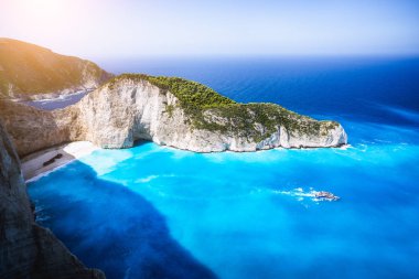 Navagio beach, Zakynthos Island, Yunanistan. Turistik gezi tekne batık defne derin turkuaz su ve tuhaf cliff kayalarla çevrili beyaz kum plaj bırakarak. Ünlü dönüm noktası konumu