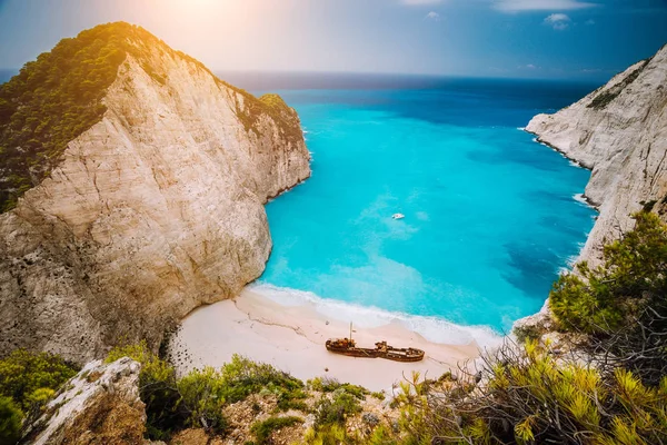 Naufrágio na praia de Navagio. Azure água do mar azul-turquesa e paraíso como praia de areia. Famoso marco turístico na ilha de Zakynthos, Grécia — Fotografia de Stock