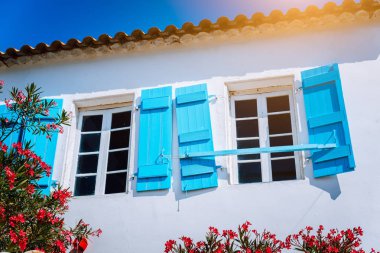 Geleneksel beyaz Yunan beyaz ile mavi pencere kapamak Mediterraneanstyle ve rosa çıtır. Fiskardo, Kefalonia island, Yunanistan