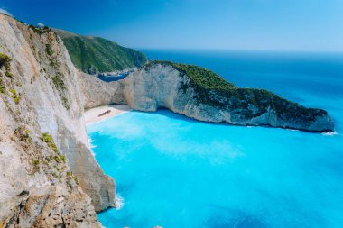Navagio plaj Zakynthos. Batık koyu turkuaz su ve beyaz kum plaj. Ünlü marvel simgesel yapı yer Yunanistan