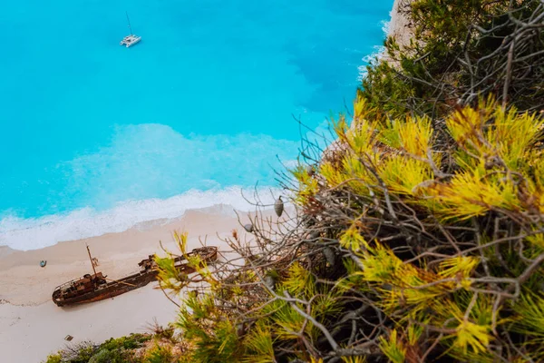 Primer plano de Naufragio en la playa de Navagio. Agua de mar azul turquesa y playa de arena paradisíaca. Famoso turista visitando punto de referencia en la isla de Zakynthos, Grecia —  Fotos de Stock