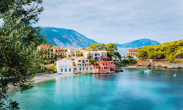 Panoramik Assos köyü Kefalonia, Yunanistan. Turkuaz mavi renkli su içerisinde Akdeniz ve güzel şirin renkli yerel evler