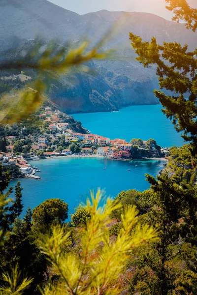 Inramat av naturen Visa Assos byn Kefalonia. . Vackra blå färgade bay lagoon vatten omgiven av tall och cypress träd. Grekland — Stockfoto