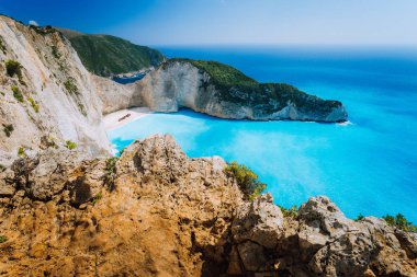 Rock kayalıklarla Navagio önünde Zakynthos plaj. Batık koyu turkuaz su ve beyaz kum plaj. Ünlü marvel simgesel yapı yer Yunanistan