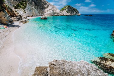 Agia Eleni beach Kefalonia Island, Yunanistan. En güzel kayalık vahşi sahilleri ile açık zümrüt su ve yüksek Beyaz kayalıklar