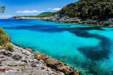 Bir Akdeniz Adası inanılmaz renkli koy. Beyaz kayalıklar bitki örtüsü ile büyümüş. Yaz tatili