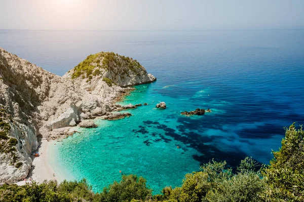 Pohled shora na pláž Agia Eleni ostrov Kefalonia, Řecko. Nejkrásnější skalní divoké pláže s jasnou smaragdovou vodou a vysoké bílé útesy — Stock fotografie