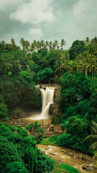 Tegenungan şelale. Bali, Endonezya'da Ubud. Dikey yönlendirme
