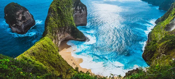 Manta Bay veya Kelingking Beach Nusa Penida Adası, Bali, Endonezya kumsalda büyük dalgalar ile — Stok fotoğraf