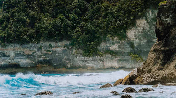 Ocean Waves na costa de Tembeling na ilha Nusa Penida, Bali Indonesia — Fotografia de Stock