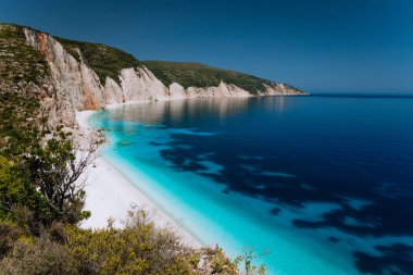 Fteri beach, mavi lagün kayalık sahil şeridi, Kefalonia, Yunanistan ile panoramik manzaralı. Sakin masmavi zümrüt yeşil turkuaz deniz suyu ile koyu derin örnek
