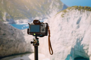 Dijital fotoğraf makinesi tripod karşı büyük uçurum kayalar Navagio Beach sabah güneş ışığında üzerinde. Ünlü Simgesel Yapı konumu Zakynthos adada, Yunanistan ziyaret