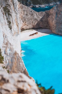 Büyük uçurum batık ve masmavi sulara su ile çevredeki Navagio plaj kayalar gibi kireçtaşı tebeşir renkli. Zakynthos island, Yunanistan