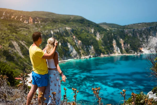 Doğum günü hediyesi. Genç adam HES kız arkadaşı gözlerinin önünde mavi lagün Panoraması muhteşem deniz manzarası kapanış. Çift tr. Turkuaz Petani beach Kefalonia Adası Yunanistan