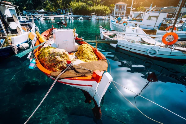 Küçük liman liman Kioni Ithaka Adası, Yunanistan'ın renkli Yunan balıkçı tekneleri