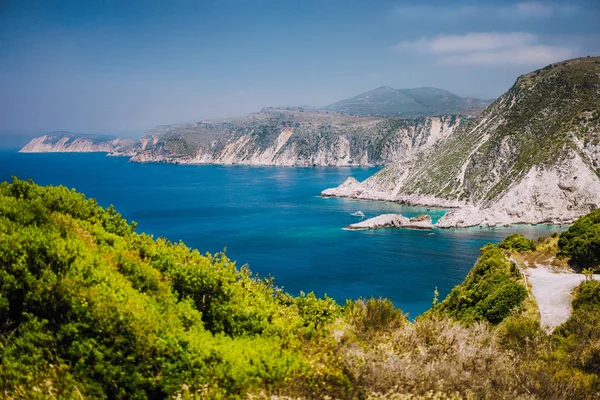 Litorale vicino alla spiaggia di Agia Eleni e Pitani nell'isola di Cefalonia, Grecia. Le più belle spiagge rocciose selvagge con acque cristalline color smeraldo e alte scogliere di calcare bianco paesaggio — Foto Stock