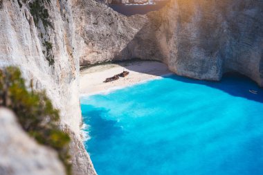 Navagio plaj tarafından büyük beyaz kayalıklarla çevrili turkuaz mavi deniz suyu ile. Ünlü konum adada Zakynthos, Yunanistan