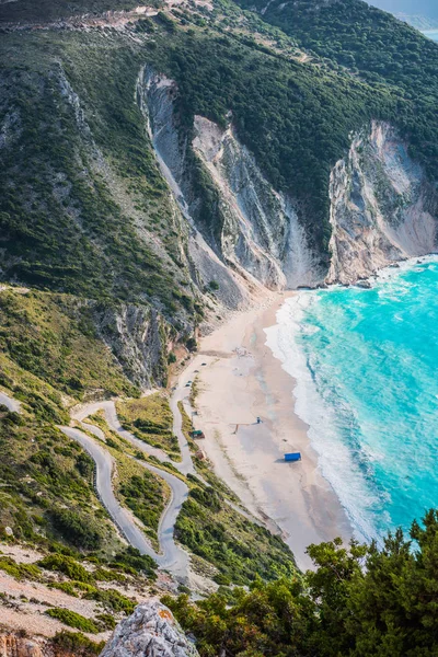 Turist çadır ünlü Myrtos sahilde. Bay doğru haddeleme büyük köpük dalgalar. Kefalonia, Yunanistan