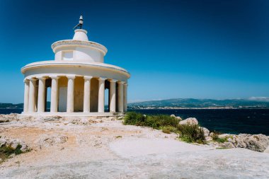 St. Theodore karşı Argostoli, deniz feneri blu gökyüzü temizleyin. Kefalonia Adası. Yunanistan