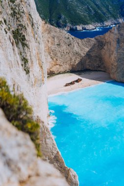 Büyük uçurum batık ve masmavi sulara su ile çevredeki Navagio plaj kayalar gibi kireçtaşı tebeşir renkli. Zakynthos island, Yunanistan