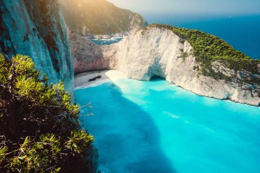 Navagio plaj. Sabah ışık plajda batık. Turkuaz su ve kalker kayalar çevreleyen. Ünlü dönüm noktası konumu Zakynthos adada, Yunanistan ziyaret