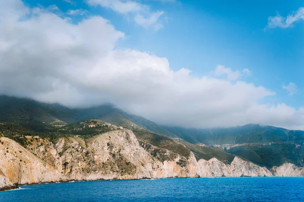Pittoresca costa rocciosa sull'isola di Cefalonia. Paesaggio incredibile in luce soffusa con paesaggio nuvoloso — Foto Stock