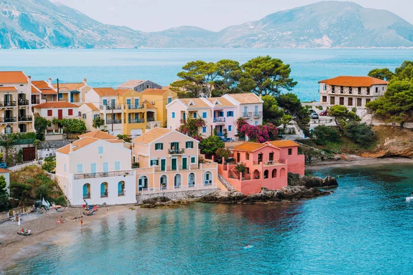 Assos köyü. Şeffaf mavi turkuaz lagün yakın canlı renkli yerel ev binalar. Kefalonia, Yunanistan