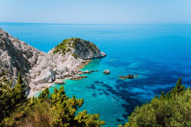 Agia Eleni beach Kefalonia Island, Yunanistan için görüntüleyin. En güzel kayalık vahşi sahilleri ile açık zümrüt su ve yüksek Beyaz kayalıklar