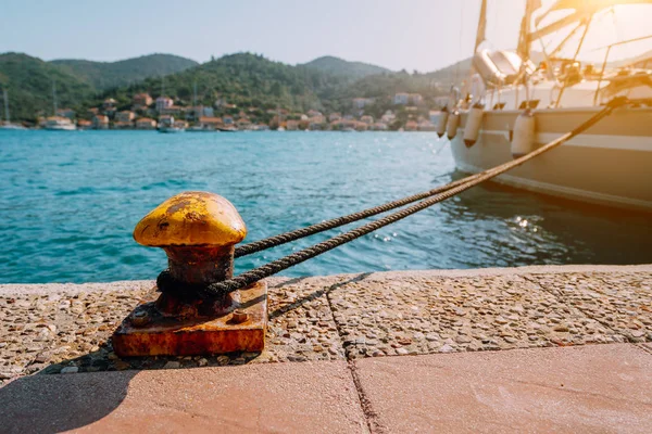 Güzel yat iskelede bağlı. Yaz duygu güneş ışınları, sabah güneş ışığı. Yunan Adaları tatil