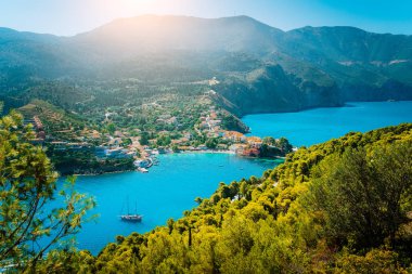 Üstten görünüm Assos köyü Kefalonia. Yunanistan. Kıyı şeridi boyunca çam ve selvi ağaçları çevrili güzel turkuaz renkli defne lagün su