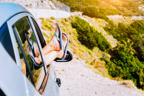 Sommer Roadtrip Auto Urlaub Konzept. Frau stürzt auf kurvenreicher Straße auf griechischer Insel aus dem Fenster — Stockfoto