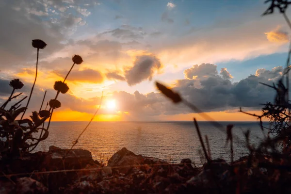 Coucher de soleil doré magique sur la mer. Paysage nuageux spectaculaire à l'horizon — Photo