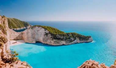 Navagio beach, Zakynthos Island, Yunanistan panoramik manzaralı. Geniş batık turkuaz su ve beyaz kum plaj ile defne. Dünyanın ünlü yeri